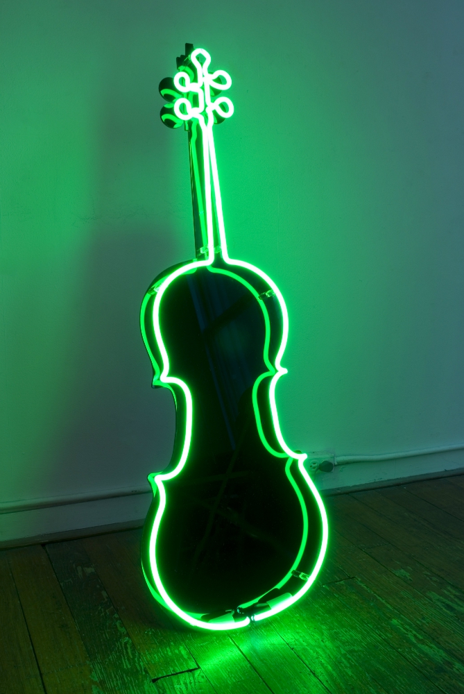 Charlotte Moorman. Neon Cello, ca. 1989. Plexiglas, neon och elektriska delar, 48 ½ × 16 tum. Med tillstånd av Emily Harvey Foundation. Foto: João Simões.